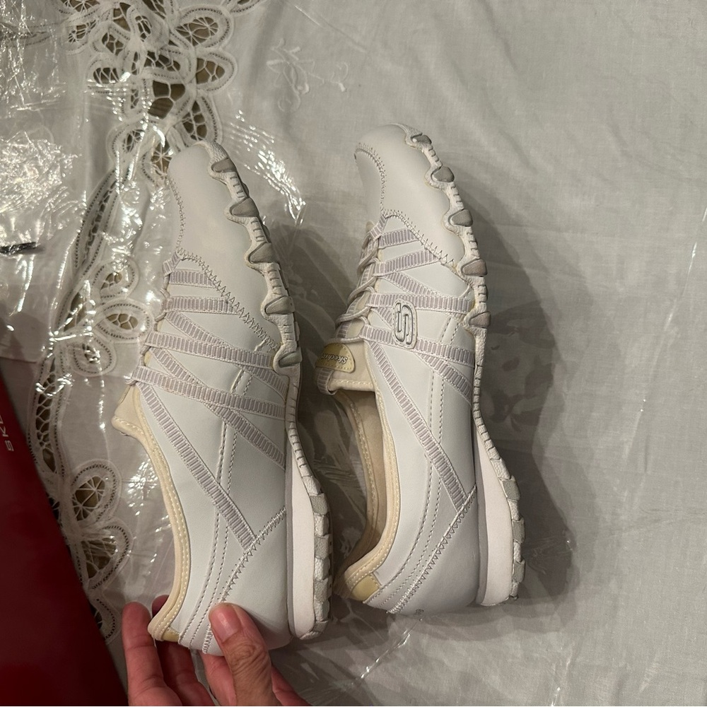 New Skechers women’s White Bikers-Dream Come True Sneakers size 9 in box - Picture 7 of 16